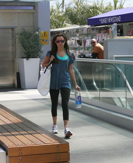 Ashley+Tisdale+Arriving+Equinox+Gym+MlFMA7gy8BLl - Ashley Tisdale