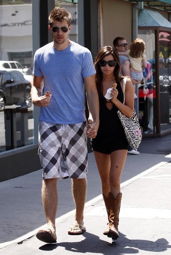 Ashley+Tisdale+Scott+Speer+Getting+Ice+Cream+1CKDanq-U2Jl - Ashley Tisdale
