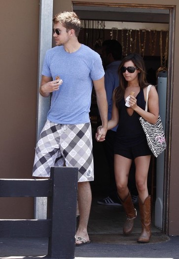 Ashley+Tisdale+Scott+Speer+Getting+Ice+Cream+5n_pfHkd9oVl - Ashley Tisdale