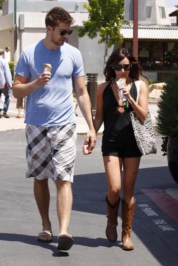 Ashley+Tisdale+Scott+Speer+Getting+Ice+Cream+L8WSbjJ8vRLl - Ashley Tisdale