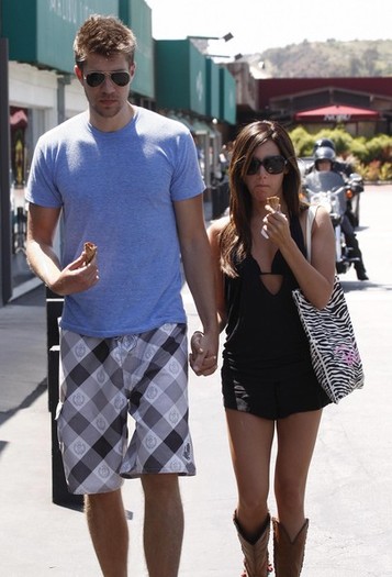Ashley+Tisdale+Scott+Speer+Getting+Ice+Cream+trI3Y-oSNIrl