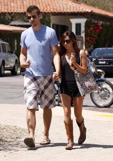 Ashley+Tisdale+Scott+Speer+Getting+Ice+Cream+VnjyJl7ISNPl