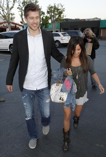 Ashley+Tisdale+Scott+Speer+Out+Mother+Day+CHczp3Qj-AFl