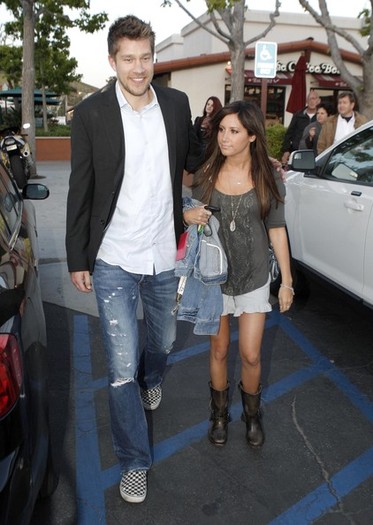 Ashley+Tisdale+Scott+Speer+Out+Mother+Day+pIHQWGCUOiql