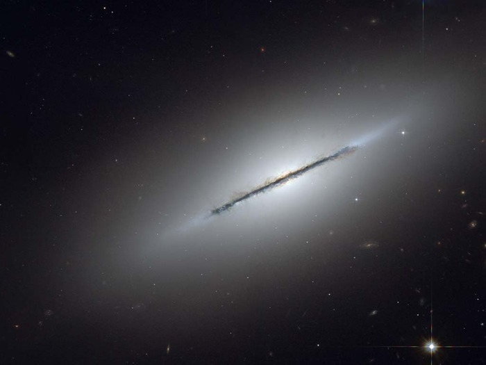 hubble-disk-galaxy-ngc-5866-desk-1024[1]
