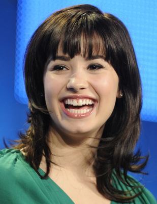 demi-lovato-462066l-poza