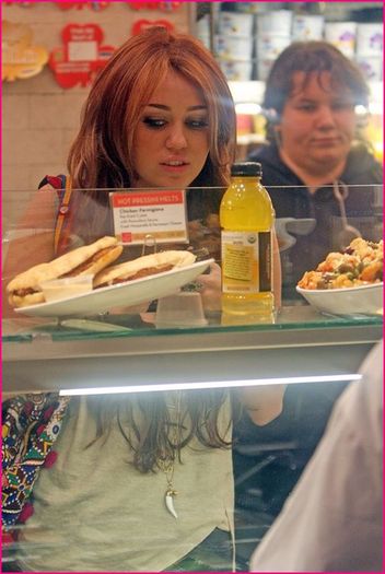 Miley-Cyrus-Caf?-Metro-Delicious-3 - album pentru prietena mea parisjessy