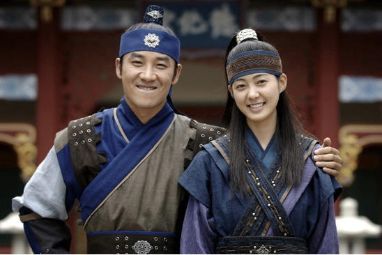 11906477_YKEBSVJPI - Secretele de la palat