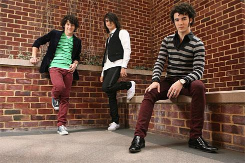Kevin-Jonas-Posing - Jonas Brothers