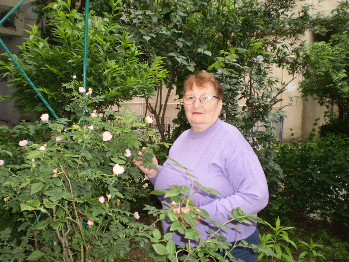 P3090006 - MARIA acasa in gradinita cu flori 2010