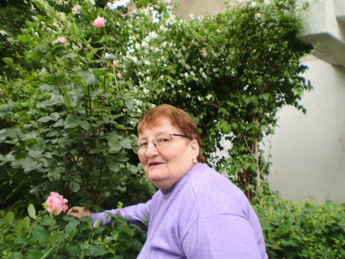 P3090013 - MARIA acasa in gradinita cu flori 2010