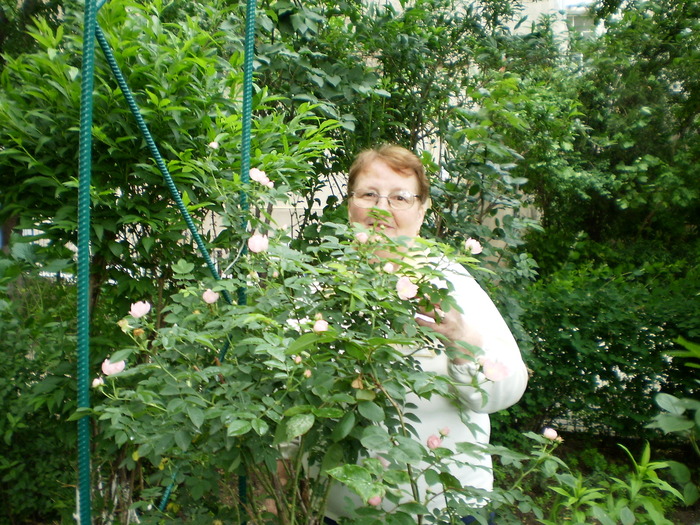 P3090019 - MARIA acasa in gradinita cu flori 2010