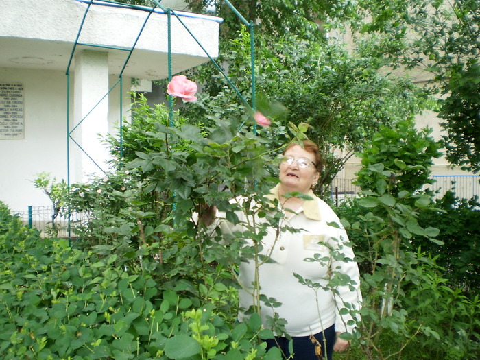 P3090022 - MARIA acasa in gradinita cu flori 2010