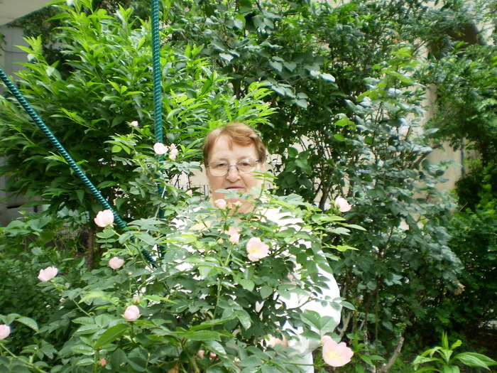 P3090029 - MARIA acasa in gradinita cu flori 2010