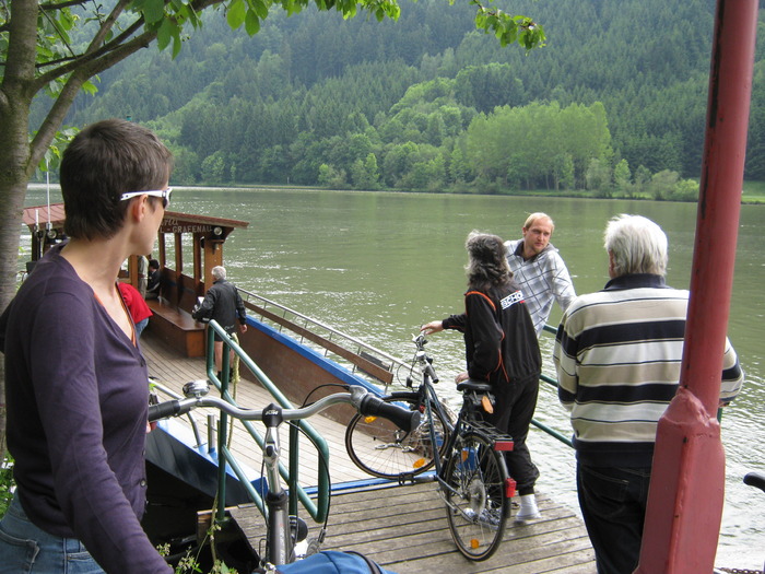 edit urca pe bak -traversam dunarea; pe partea stinga din cauza stinciilor drumul pentru biciclisti se termina si trebue sa mergem 3 km c
