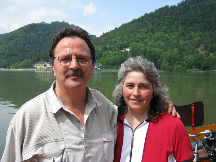 ne-am pozat pe bak; in timpul cind treceam dunarea o doamna austriaca ne-a facut o poza
 ne-am pozat pe bak; in timpul cind treceam dunarea o doamna austriaca ne-a facut o poza