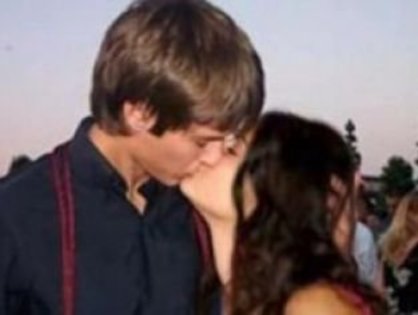 200194-zac_efron_vanessa_hudgens_kiss_much - Vanessa Hudgens and Zac Efron