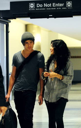 CSEUPFICBCWZTQZJDKV - Vanessa Hudgens and Zac Efron