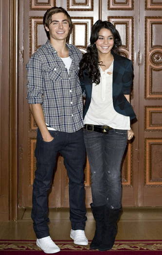 HEUIUONBFRBTEORYCDY - Vanessa Hudgens and Zac Efron