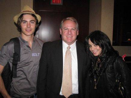 HKWKHTZETHUOTWRQNZC - Vanessa Hudgens and Zac Efron