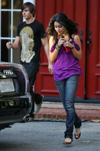 vanessa-hudgens-picks-up-zac-efron-at-friends-house