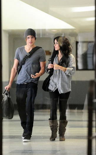 ZHCDUQZQFFVUIEEKEVO - Vanessa Hudgens and Zac Efron