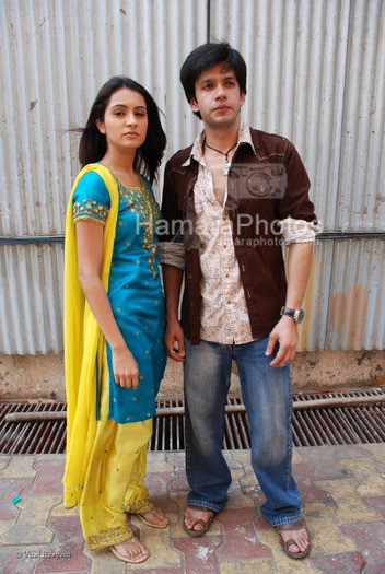 Aneesha Kapoor,Bhuvnesh at the location of Dahej Serial on 9Xon March 13th 2008(27)