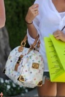 PGQJJIIXCWFREHAPTOK - ASHLEY AND HER MOM LISA SHOPPING IN BEVERLY HILLS AUGUST