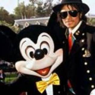 ZCURDQYWOKNYMXEROBV - Michael Jackson la Disneyland