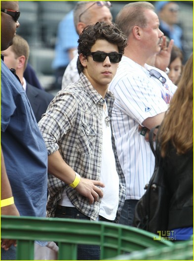 Nick-Jonas-nick-jonas-12429581-913-1222