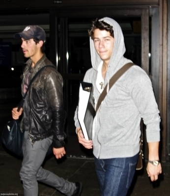 05-23-10-Arriving-at-LAX-Airport-nick-jonas-12450149-346-400 - Arriving at LAX Airport 05-23-10