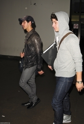 05-23-10-Arriving-at-LAX-Airport-nick-jonas-12450151-270-400