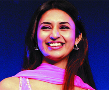 13840342_BXDZQTRCK - Divyanka Tripathi