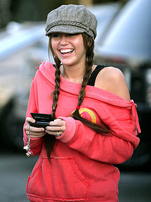 miley-cyrus-texting[1] - poze super cu miley