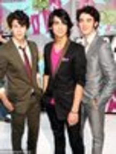 jonas-brothers_26_tmb