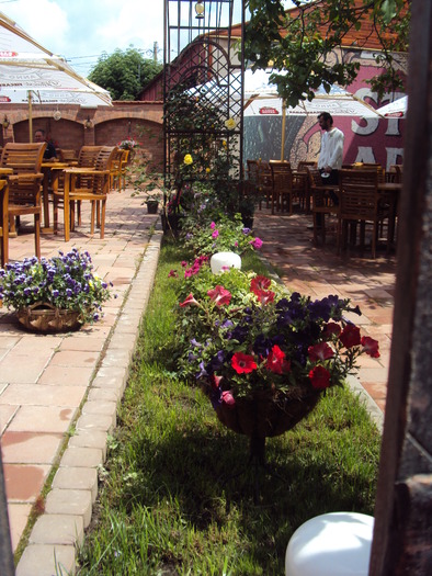terasa unui club vecin - gradina 2010