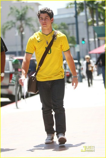 Nick-Jonas-nick-jonas-12465410-817-1222 - Walk In The City-HollyWood