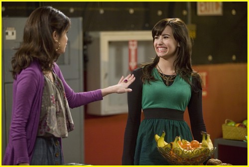 selena-gomez-sonny-monroe-11