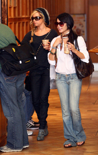 vanessa-hudgens-tisdale-shop-924-8