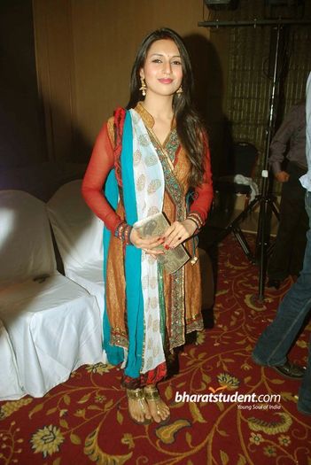 DIVYANKA33 - Divyanka sedinta photo si poze noi