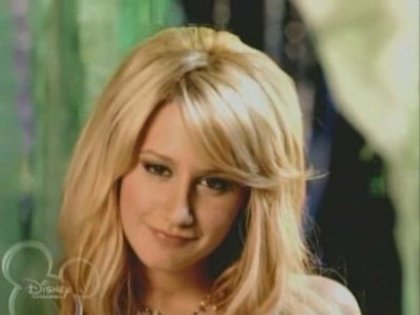 Ashley Tisdale - Kiss the Girl [Video][(000597)18-32-07] - surpriza5