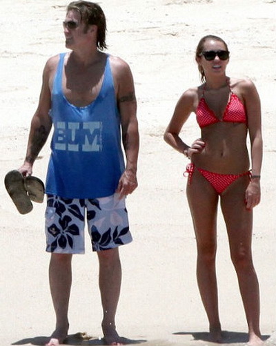  - Miley Cyrus la plaja impreuna cu tatal ei