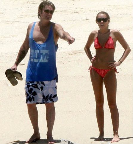  - Miley Cyrus la plaja impreuna cu tatal ei