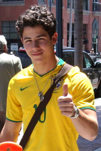 Nick-J-nick-jonas-12516454-668-1000 - Walk In The City-HollyWood