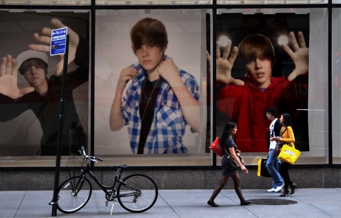 G0ZP1ErkS6knkJZfRIwirw - cat de mult il plac pe Justin bieber