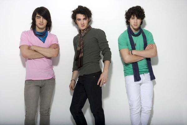 l_0ea91300dacc4e359fe3566544f40546 - aici va arat cat de mult ii iubesc pe jonas brothers