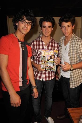 l_3a4f091008a748569914cf20a37fb205 - aici va arat cat de mult ii iubesc pe jonas brothers