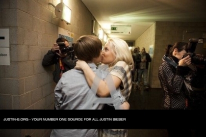  - 0_0 Justin  kissed the Girl on the Lips 0_0