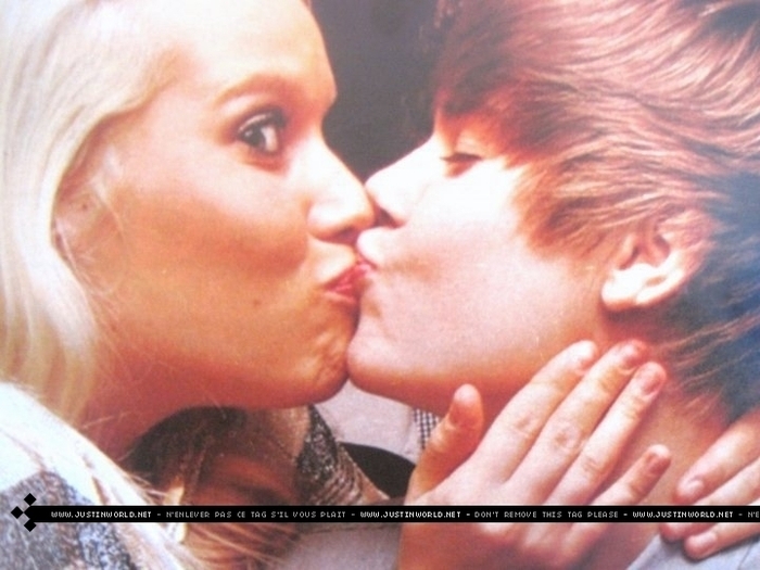  - 0_0 Justin  kissed the Girl on the Lips 0_0