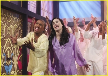 normal_demi-lovato-sonny-season-two-15